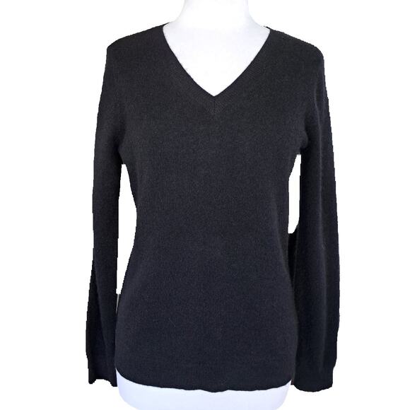 Charter Club Luxury 100% Cashmere V-neck Sweater in Black Size Medium - Picture 2 of 7